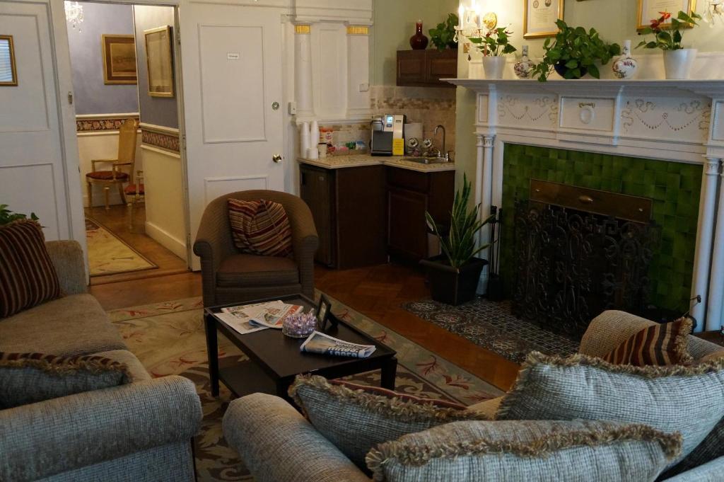 463 Beacon Street Guest house