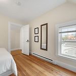 5Br 2Bh Bright & Spacious Apt In Brighton