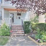 Bright & Spacious 3Br, Mins From Downtown, Easy To Gillette, Parking
