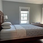 Airport Room 33
