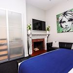 Large Stylish Newbury Street Studio W/ Kitchen