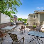 Modern 2 Bed Apt Mins To Fenway 5 Min To Train