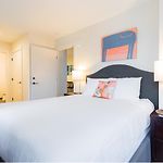 Chic Apt Seaport With Pool