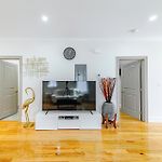 Modern 3Br & 3Ba Boston Apt - Patio, Bathtub, Walk To Red Line 82