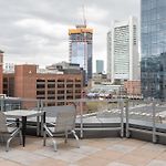 Bright Apt Downtown With Gym