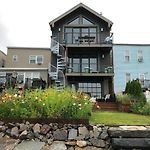 Waterfront Escape - Close To Airport & Downtown