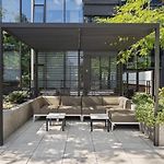 Chic Apt Seaport With Pool