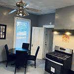 Quiet Two Bedroom In Convenient Location