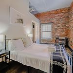 Parking Available Fully Furnished 4 Bed 2 Bath Flat