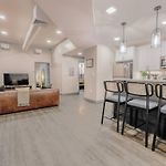Charming 1 Bedroom Apt Laundry In Unit