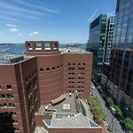 Luxury Apt Seaport With Gym And Pool