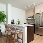 Upscale Penthouse With Gym Parking Near Mgh Tufts