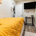 Modern & Cozy 3-Br Condo Near Downtown