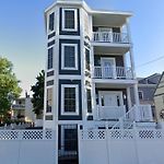 Modern & Cozy 3-Br Condo Near Downtown