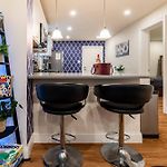 Modern & Stylish 1-Br Condo Near Downtown