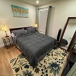 Modern & Stylish 1-Br Condo Near Downtown