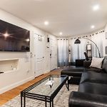 Modern & Stylish 1-Br Condo Near Downtown