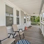 154R Newley Renovated Sunny Spacious Quite Apartment In Brighton