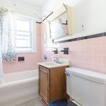 154R Newley Renovated Sunny Spacious Quite Apartment In Brighton