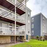 4 Mi To Fenway Park: Pet-Friendly Dorchester Apt!