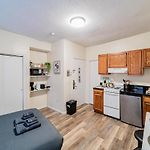 Cozy Studio Near Massart & Longwood, 3-Min Walk To T