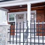 Breezy 3Br Boston Apt - Bathtub, Parking, Tv, Walk To Train 803