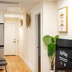 Breezy 3Br Boston Apt - Bathtub, Parking, Tv, Walk To Train 803