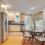 2Br Dog-Friendly Apt In 2-Fam Home - Comfy Retreat