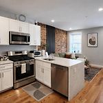 Luxe Duplex Near Beach By Seaport And Convention Centre Bcec