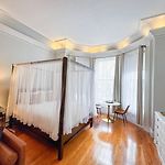 Oversized Furnished Brownstone Studio In Back Bay