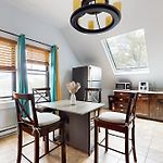 3 Mi To Franklin Park Zoo! Bright Residential Stay