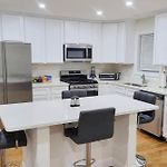 3-Bedroom Apt-7W2 20-Minuite To Downtown Boston