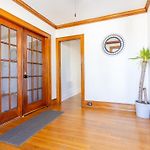 152 Quite & Bright & Spacious Apt In Brighton