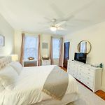 Sun-Filled Unit, Elevator, Pool, Boston College