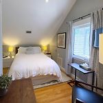 Top-Floor, 2-Bedroom Balcony Near Red Line