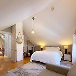 Top-Floor, 2-Bedroom Balcony Near Red Line