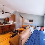 Top-Floor, 2-Bedroom Balcony Near Red Line