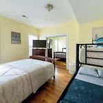 Vibrant 4Br Boston Apt - Balcony, Bathtub, Tv Near I-95 & Pet Friendly 903
