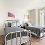 Chic Apt Seaport With Pool