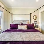 Cozy Boston Condo Near T
