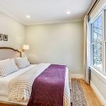 Contemporary Farmhouse-Style Retreat Near T