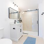 154R Newley Renovated Sunny Spacious Quite Apartment In Brighton