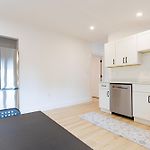 154R Newley Renovated Sunny Spacious Quite Apartment In Brighton