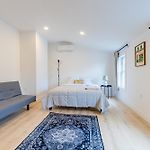 154R Newley Renovated Sunny Spacious Quite Apartment In Brighton