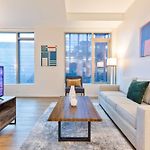 Modern Apt In Seaport With Gym