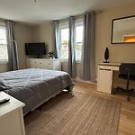 Modern 3 Bedroom With Parking In Boston