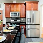 Inviting 4Br Boston Apt - Kid Friendly - Near I-95 & Free Parking 90-2