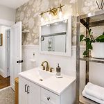 Hot Tub, Private Backyard & Bbq Near Airport
