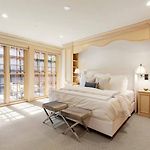 Flat Spacious And Living Room