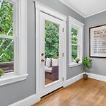 Top-Floor, 2-Bedroom Balcony Near Red Line